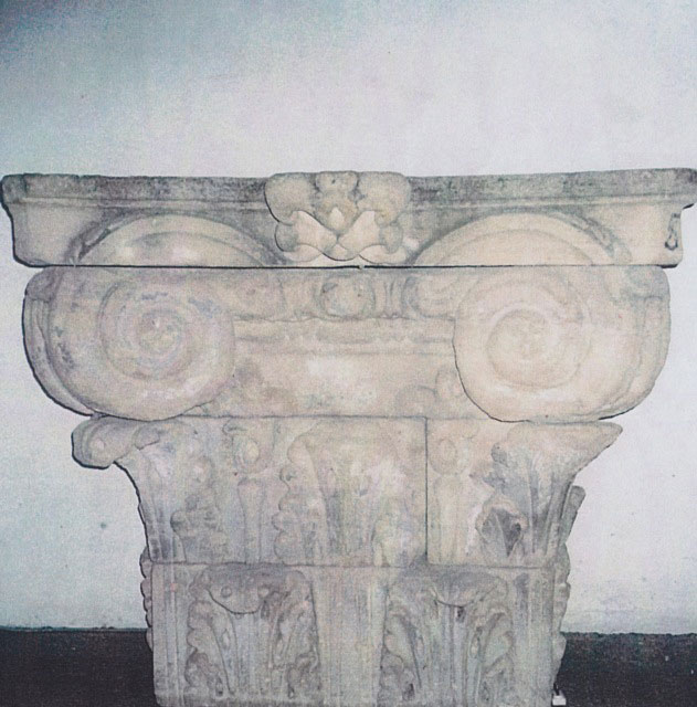 Northern Italian Workshop - Limestone Capitol - Height 97 cm